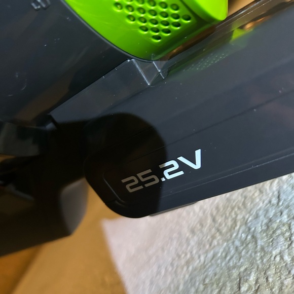 Eureka Elevate Cordless Vacuum Cleaner - Green and Black - Picture 3 of 6